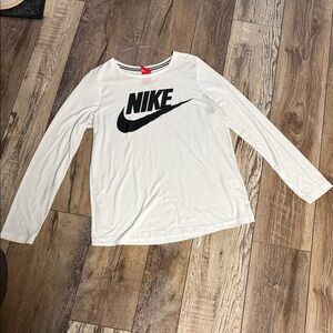 Nike Women's Black and White Long Sleeve Tee.
🚭